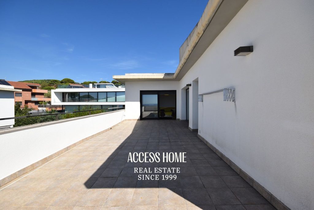 Casa a tres vientos en venta en Can Quirze, Mataró, con jardín y vistas al mar