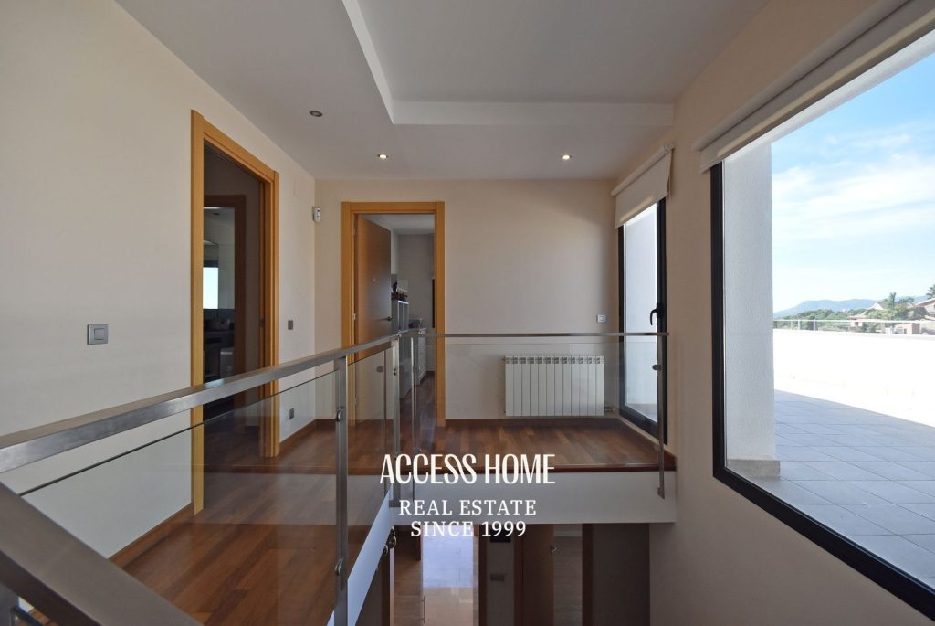 Casa a tres vientos en venta en Can Quirze, Mataró, con jardín y vistas al mar