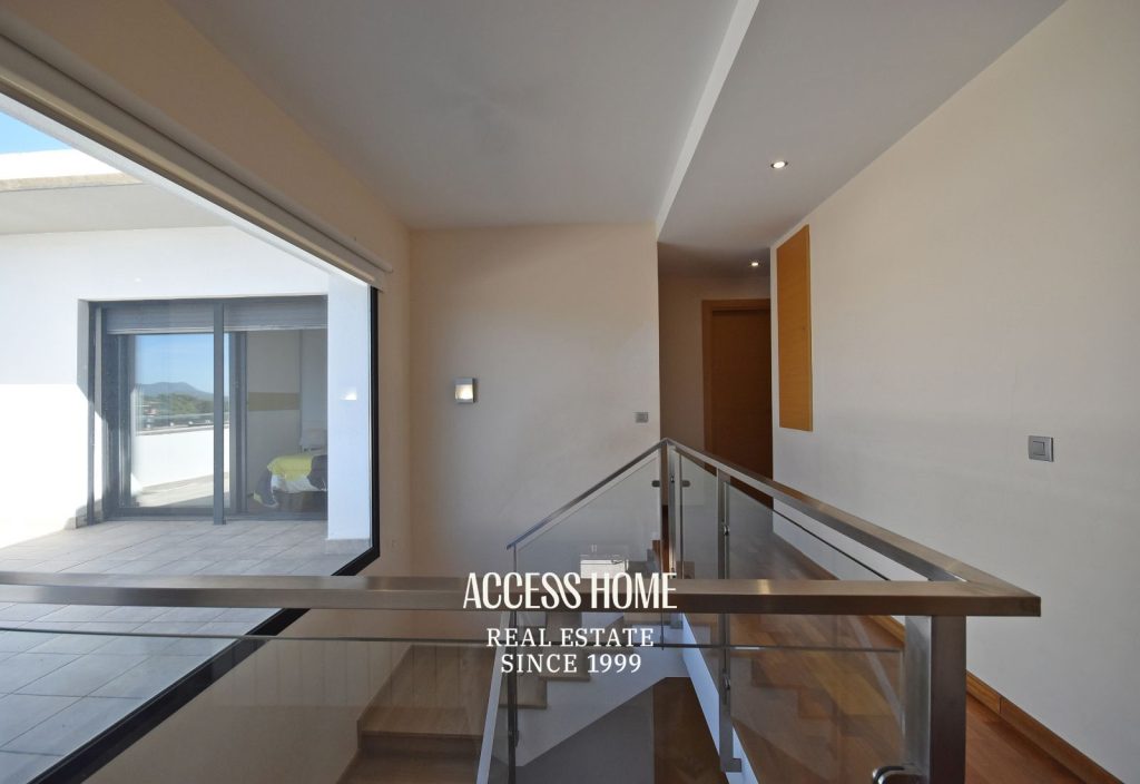 Casa a tres vientos en venta en Can Quirze, Mataró, con jardín y vistas al mar