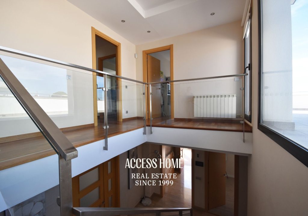 Casa a tres vientos en venta en Can Quirze, Mataró, con jardín y vistas al mar