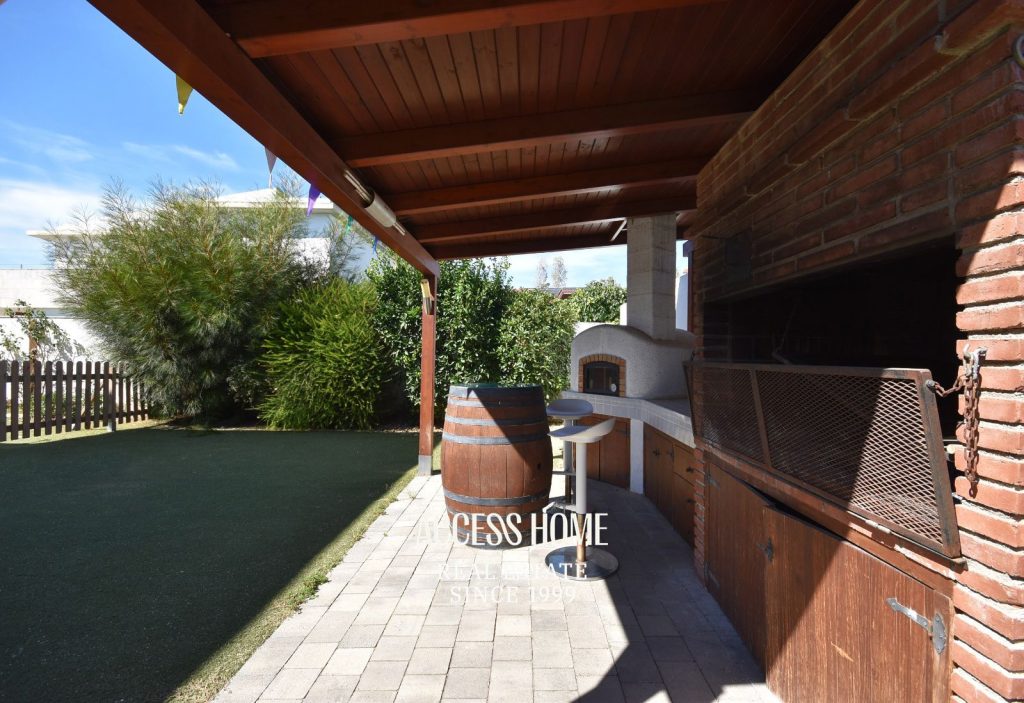 Casa a tres vientos en venta en Can Quirze, Mataró, con jardín y vistas al mar