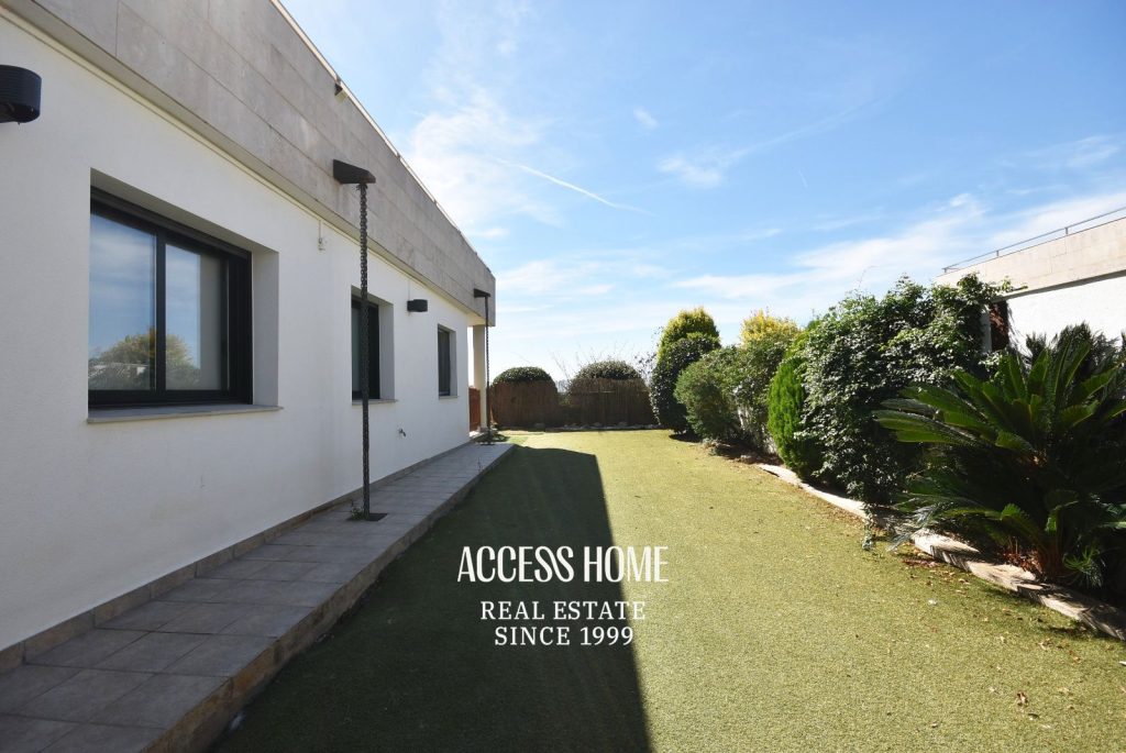 Casa a tres vientos en venta en Can Quirze, Mataró, con jardín y vistas al mar