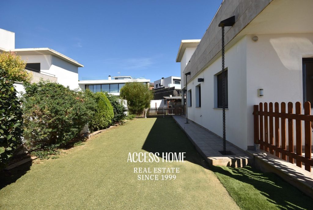 Casa a tres vientos en venta en Can Quirze, Mataró, con jardín y vistas al mar