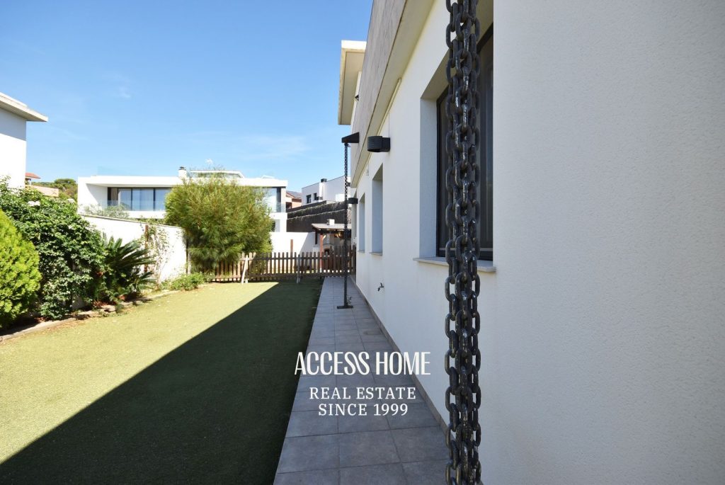 Casa a tres vientos en venta en Can Quirze, Mataró, con jardín y vistas al mar