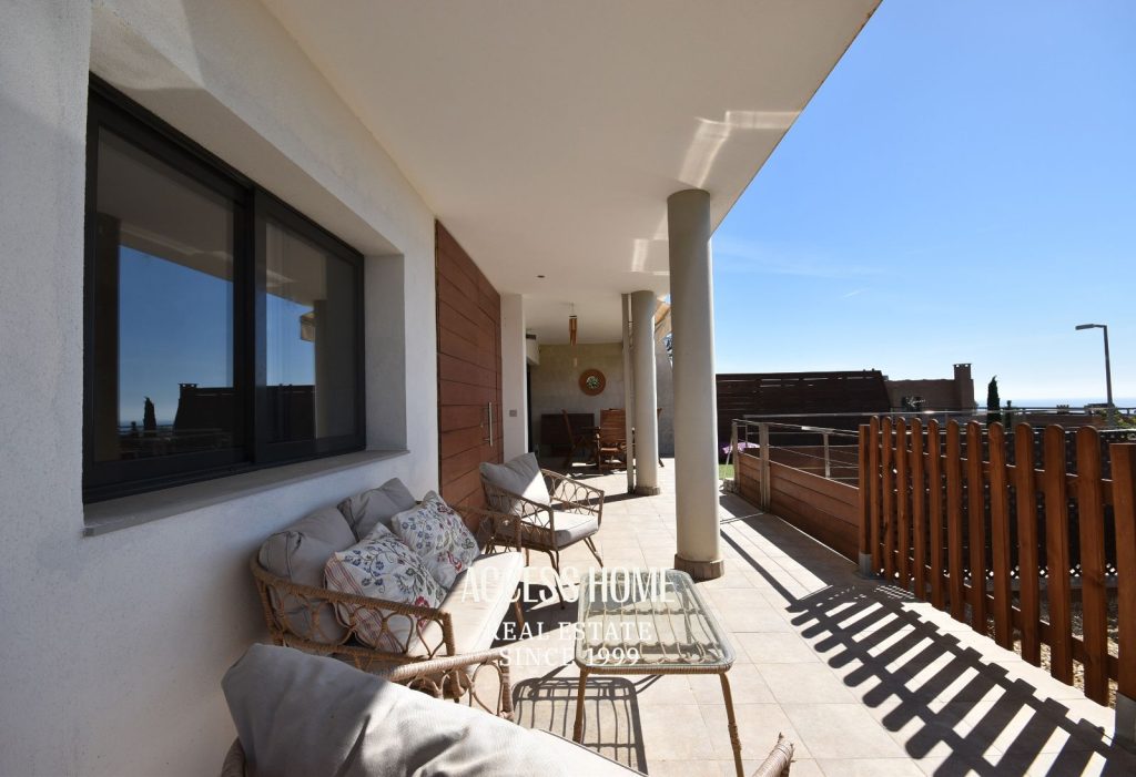 Casa a tres vientos en venta en Can Quirze, Mataró, con jardín y vistas al mar