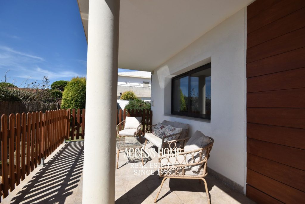 Casa a tres vientos en venta en Can Quirze, Mataró, con jardín y vistas al mar