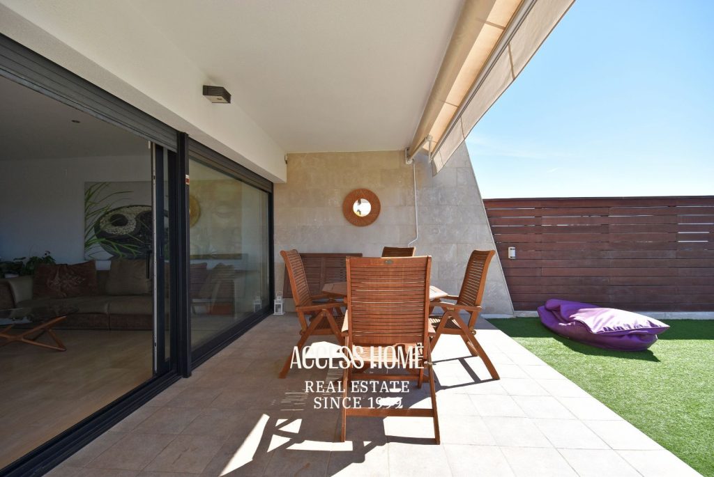 Casa a tres vientos en venta en Can Quirze, Mataró, con jardín y vistas al mar