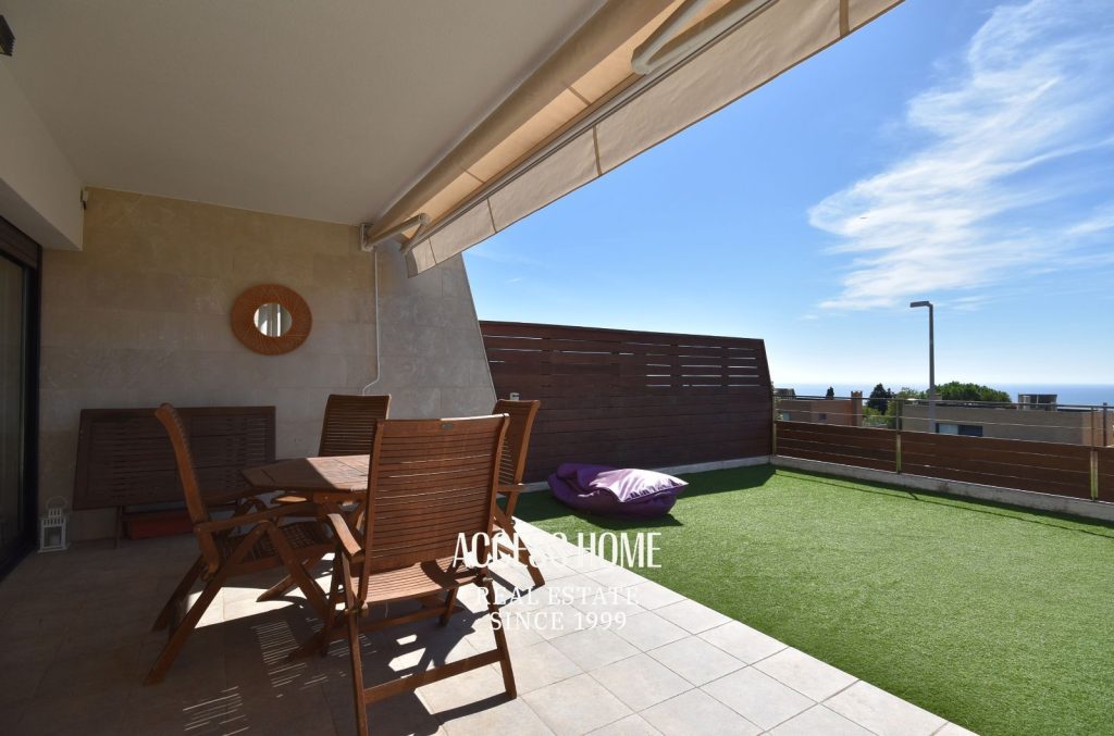 Casa a tres vientos en venta en Can Quirze, Mataró, con jardín y vistas al mar