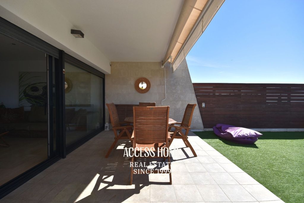 Casa a tres vientos en venta en Can Quirze, Mataró, con jardín y vistas al mar