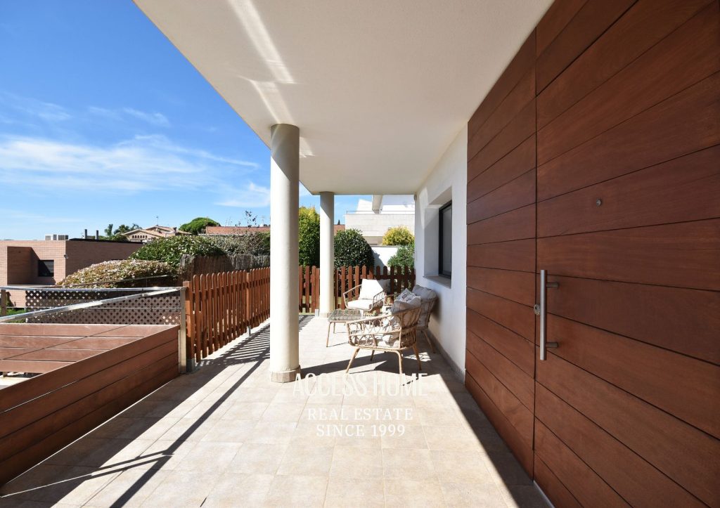 Casa a tres vientos en venta en Can Quirze, Mataró, con jardín y vistas al mar
