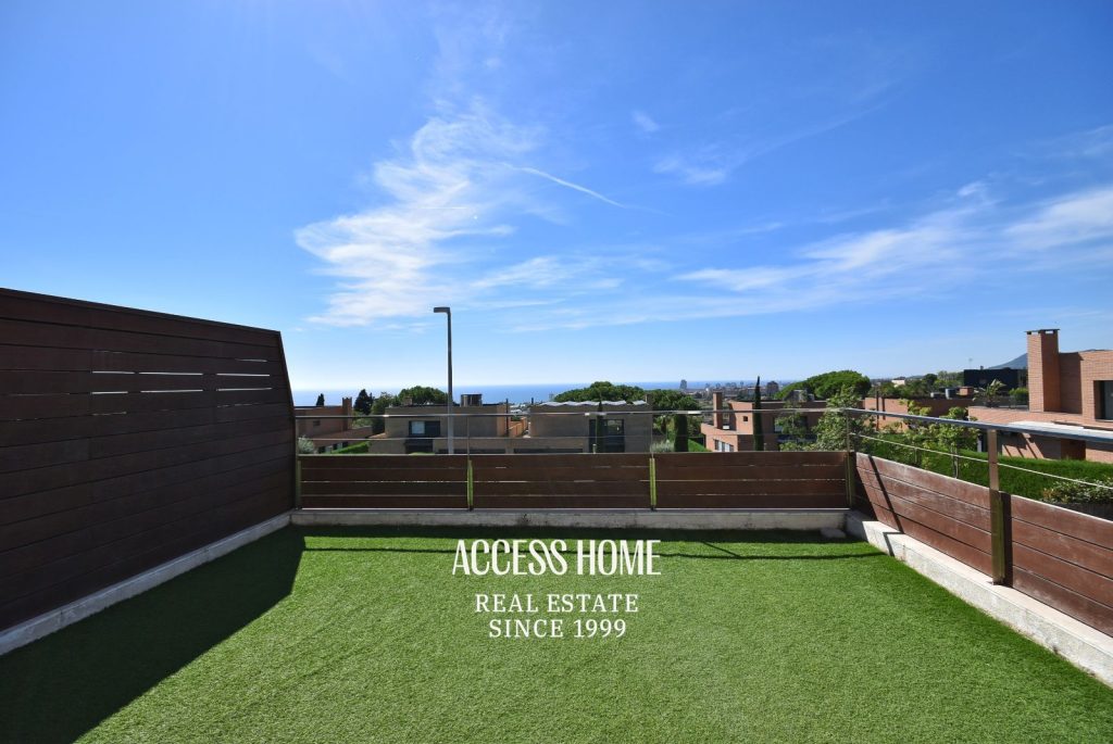 Casa a tres vientos en venta en Can Quirze, Mataró, con jardín y vistas al mar