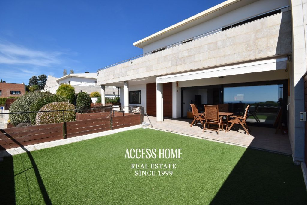Casa a tres vientos en venta en Can Quirze, Mataró, con jardín y vistas al mar
