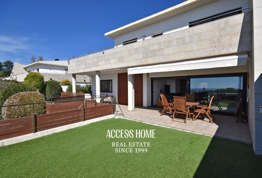 Casa a tres vientos en venta en Can Quirze, Mataró, con jardín y vistas al mar