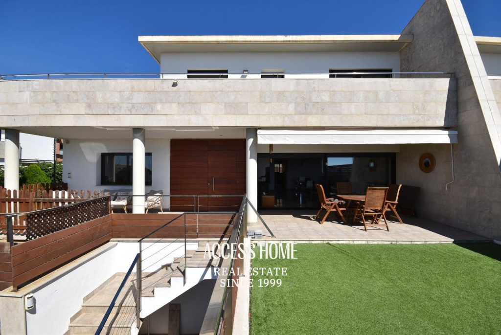 Casa a tres vientos en venta en Can Quirze, Mataró, con jardín y vistas al mar
