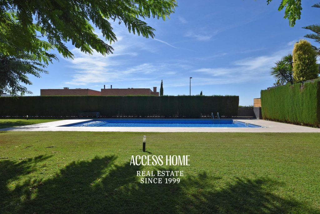 Casa a tres vientos en venta en Can Quirze, Mataró, con jardín y vistas al mar