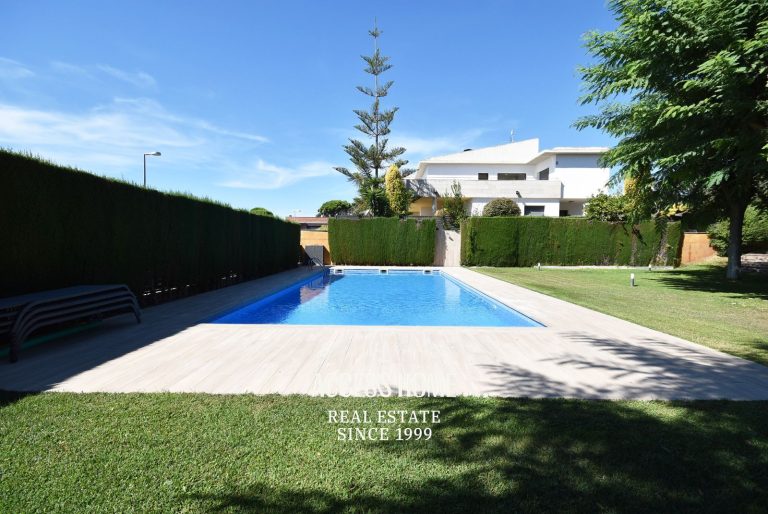 Casa a tres vientos en venta en Can Quirze, Mataró, con jardín y vistas al mar