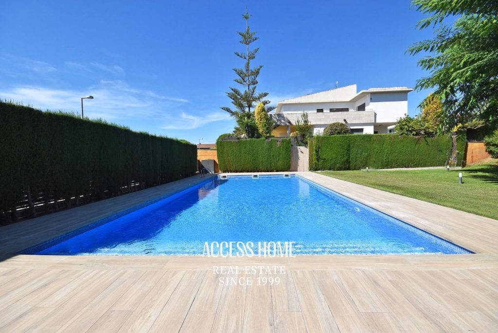 Casa a tres vientos en venta en Can Quirze, Mataró, con jardín y vistas al mar
