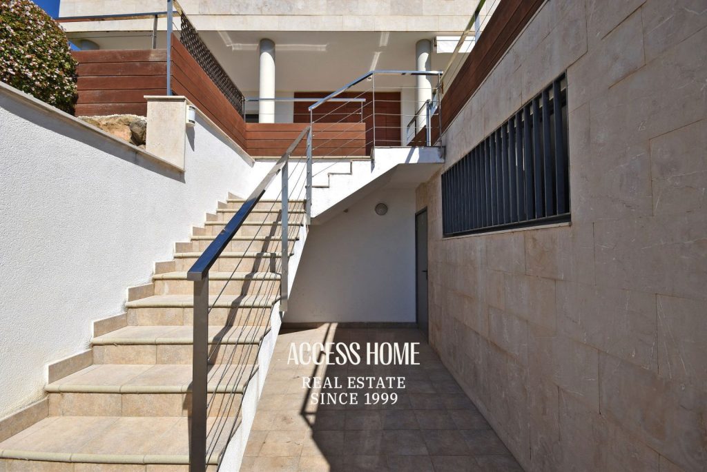 Casa a tres vientos en venta en Can Quirze, Mataró, con jardín y vistas al mar