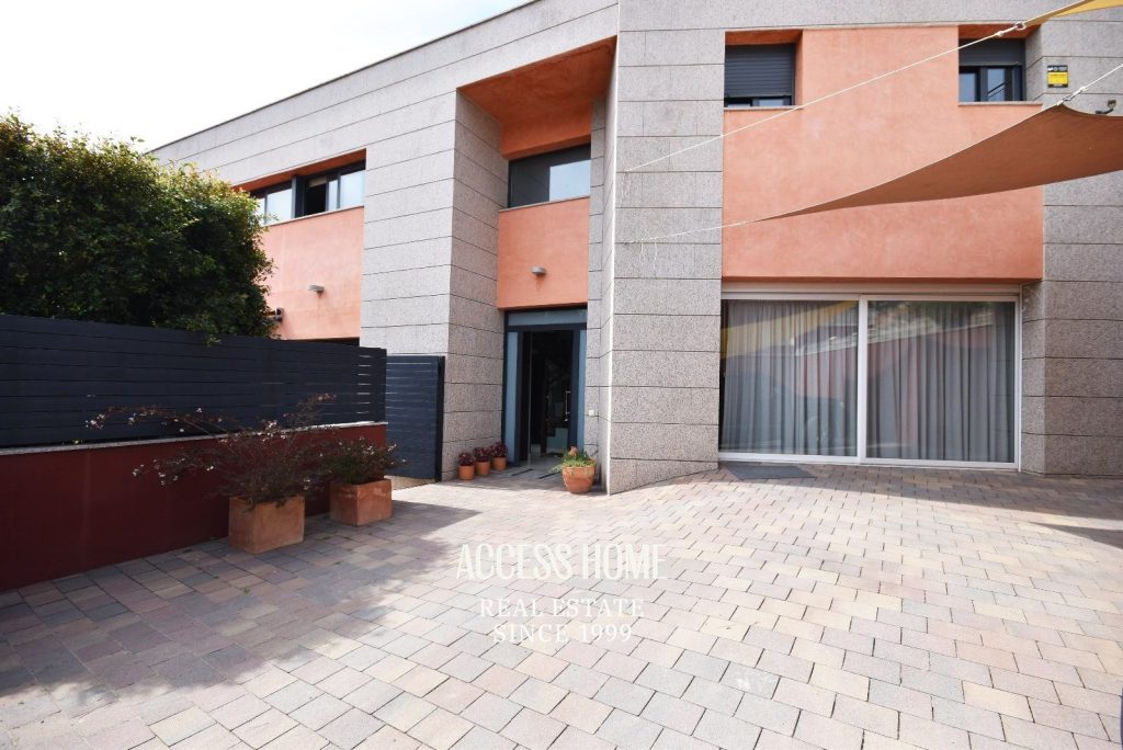 Casa en venta en Cabrils con piscina privada y apartamento independiente