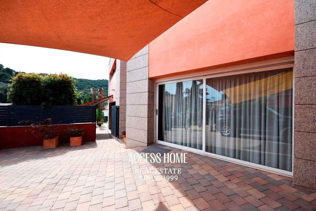 Casa en venta en Cabrils con piscina privada y apartamento independiente