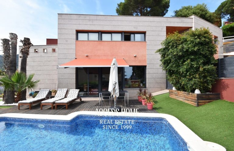 Casa en venta en Cabrils con piscina privada y apartamento independiente