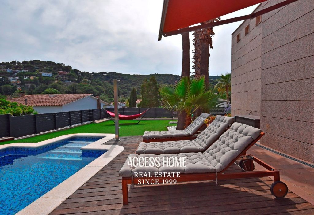 Casa en venta en Cabrils con piscina privada y apartamento independiente