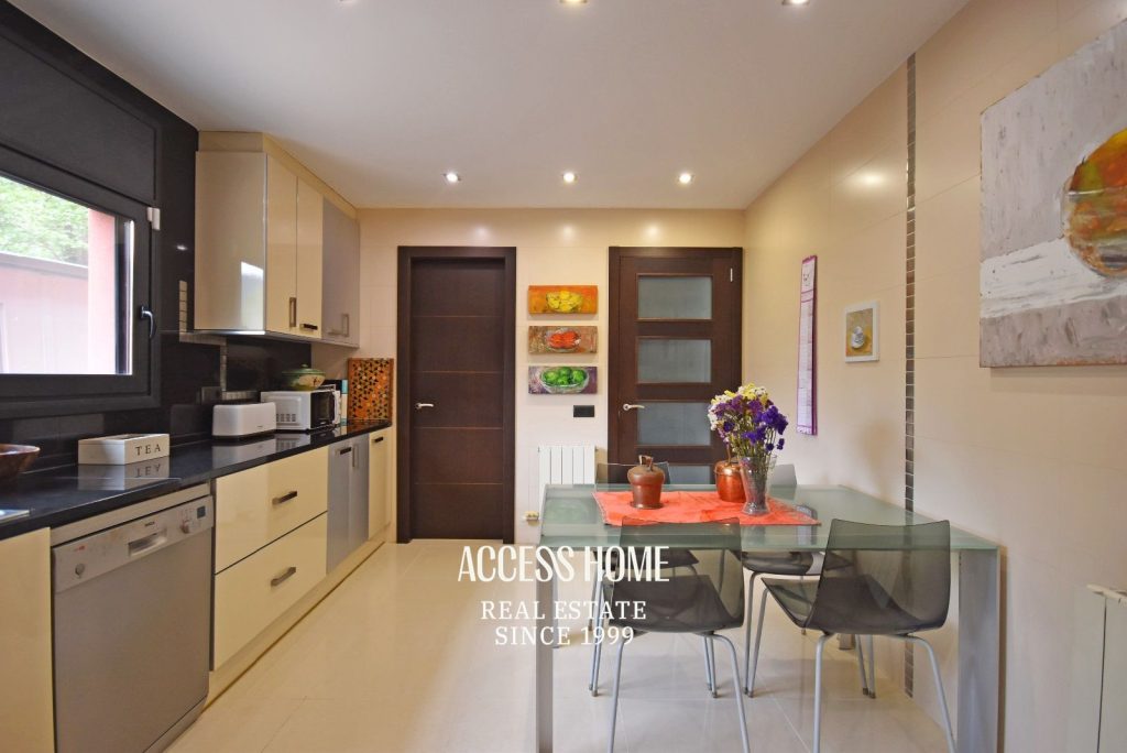 Casa en venta en Cabrils con piscina privada y apartamento independiente