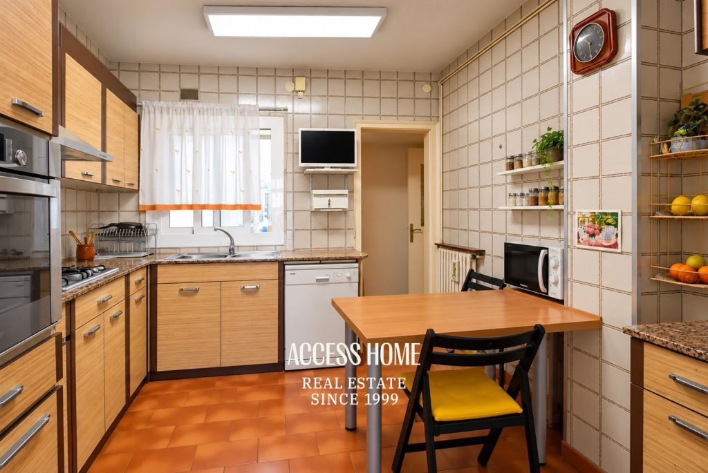 Piso  en venta de 120 m² útiles con 4 habitaciones, balcón, parking y trastero en Barcelona