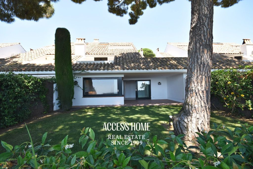 Casa en alquiler en la Urbanización Supermaresme con piscina comunitaria y vistas al mar