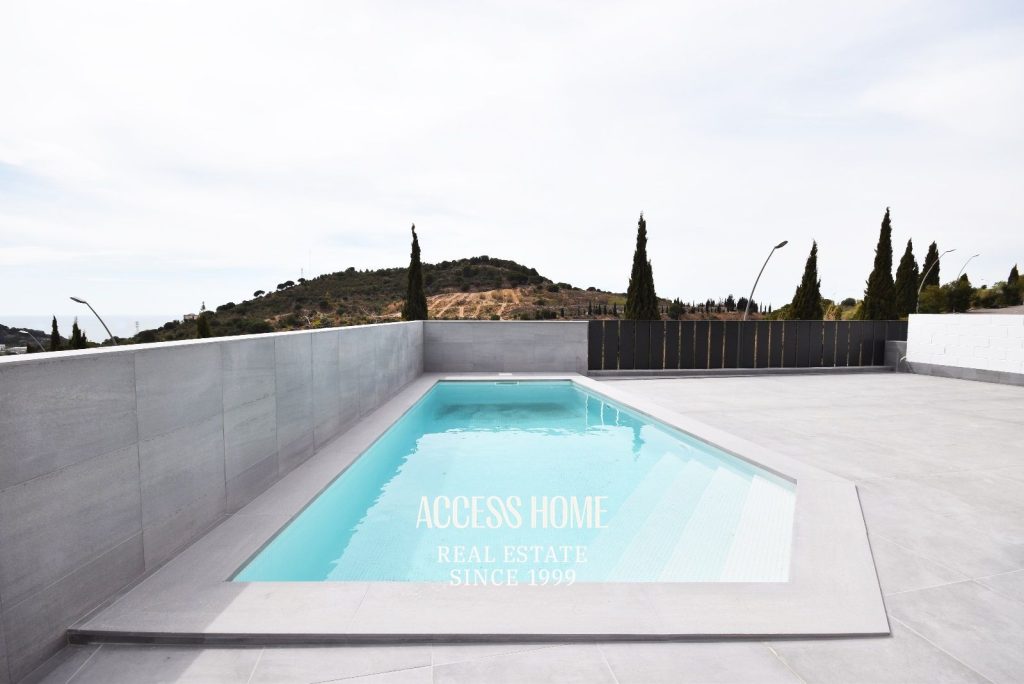 Casa pareada de diseño contemporáneo en alquiler en Tiana con jardín y piscina privada