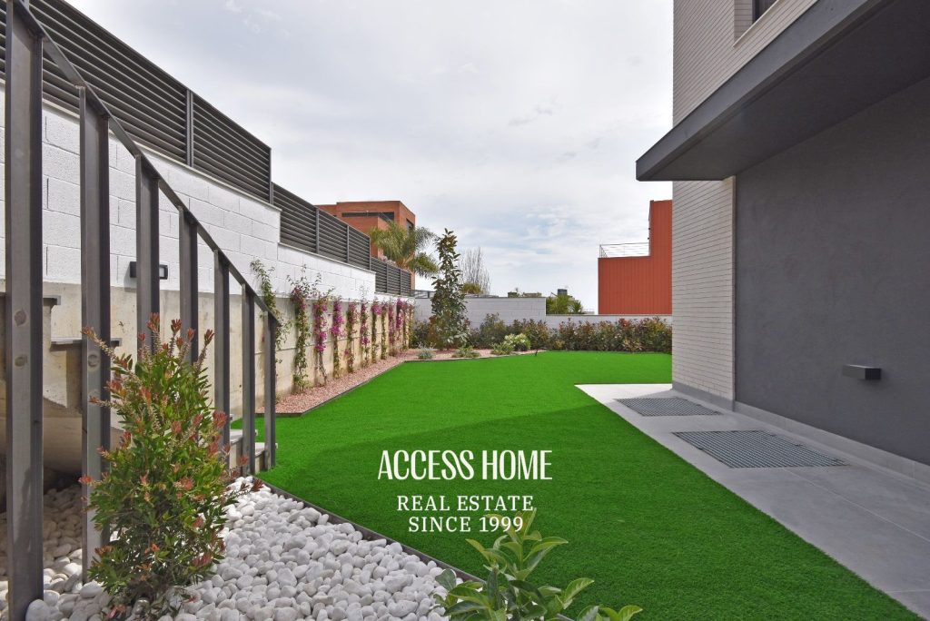 Casa pareada de diseño contemporáneo en alquiler en Tiana con jardín y piscina privada