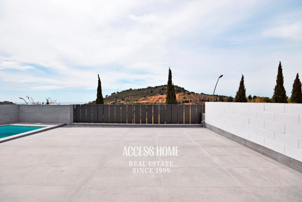 Casa pareada de diseño contemporáneo en alquiler en Tiana con jardín y piscina privada