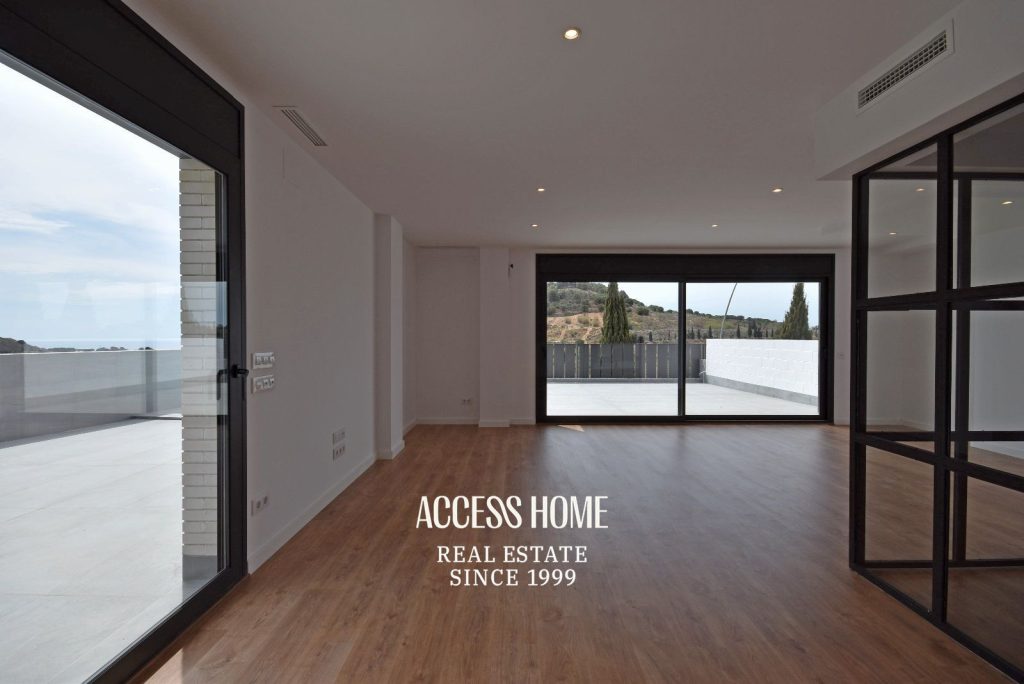 Casa pareada de diseño contemporáneo en alquiler en Tiana con jardín y piscina privada