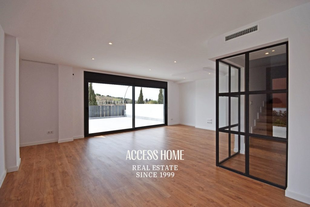 Casa pareada de diseño contemporáneo en alquiler en Tiana con jardín y piscina privada