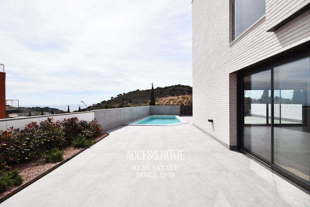 Casa pareada de diseño contemporáneo en alquiler en Tiana con jardín y piscina privada
