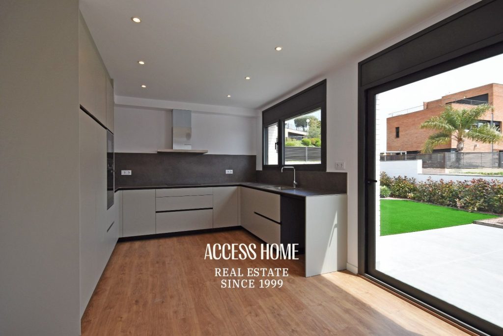 Casa pareada de diseño contemporáneo en alquiler en Tiana con jardín y piscina privada