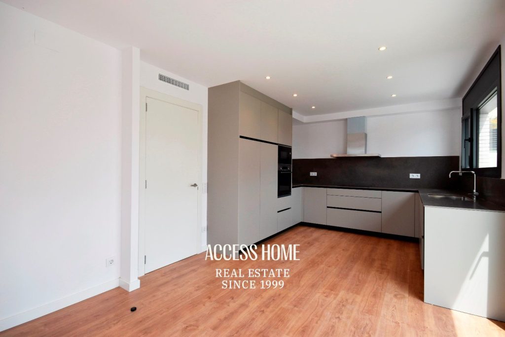Casa pareada de diseño contemporáneo en alquiler en Tiana con jardín y piscina privada