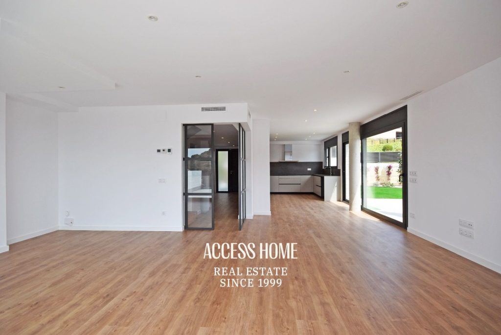 Casa pareada de diseño contemporáneo en alquiler en Tiana con jardín y piscina privada
