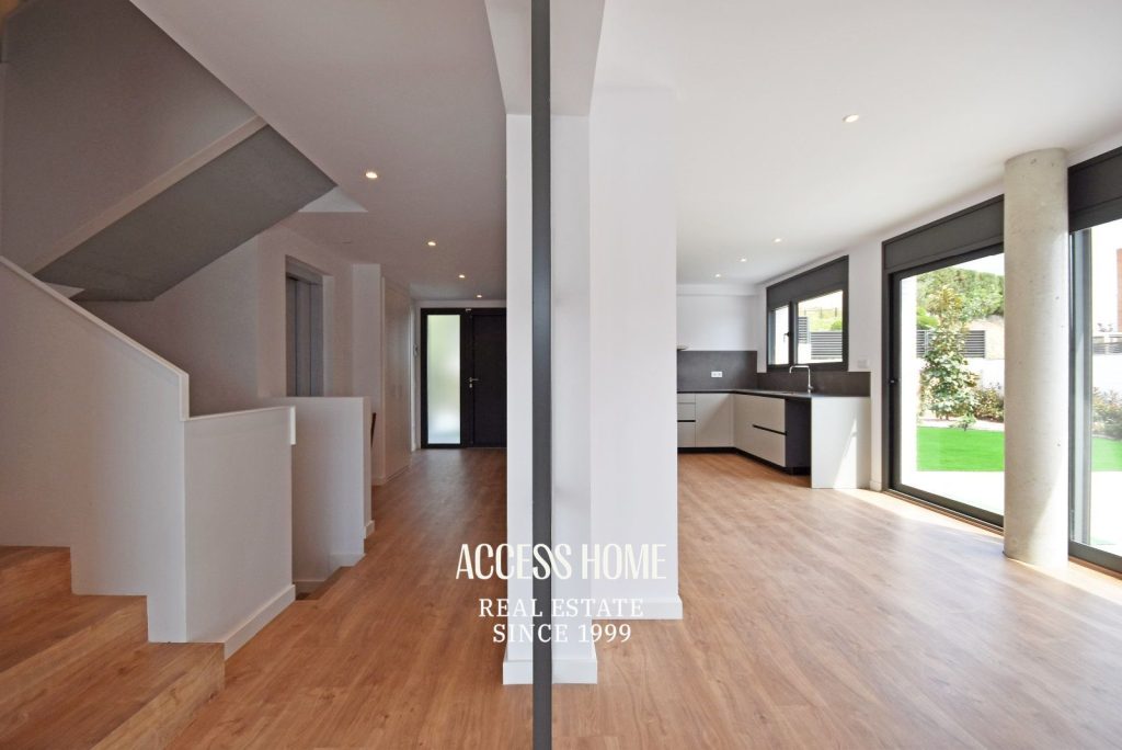 Casa pareada de diseño contemporáneo en alquiler en Tiana con jardín y piscina privada