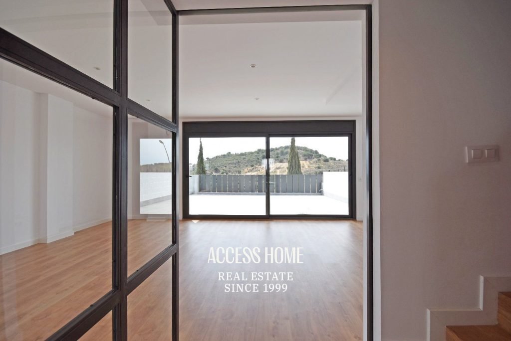 Casa pareada de diseño contemporáneo en alquiler en Tiana con jardín y piscina privada