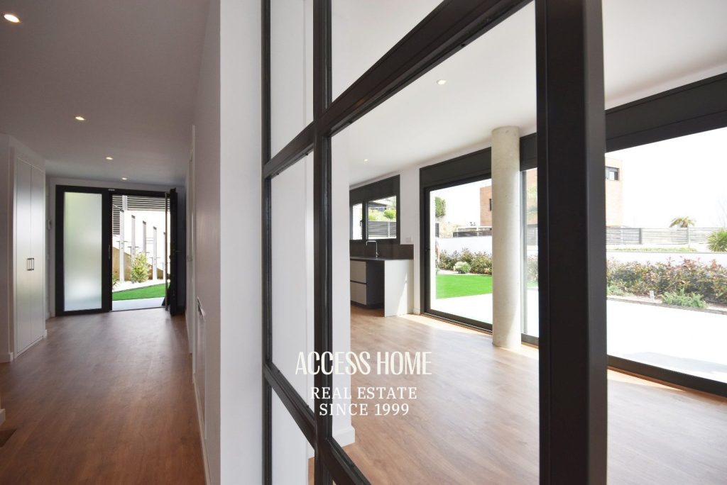 Casa pareada de diseño contemporáneo en alquiler en Tiana con jardín y piscina privada