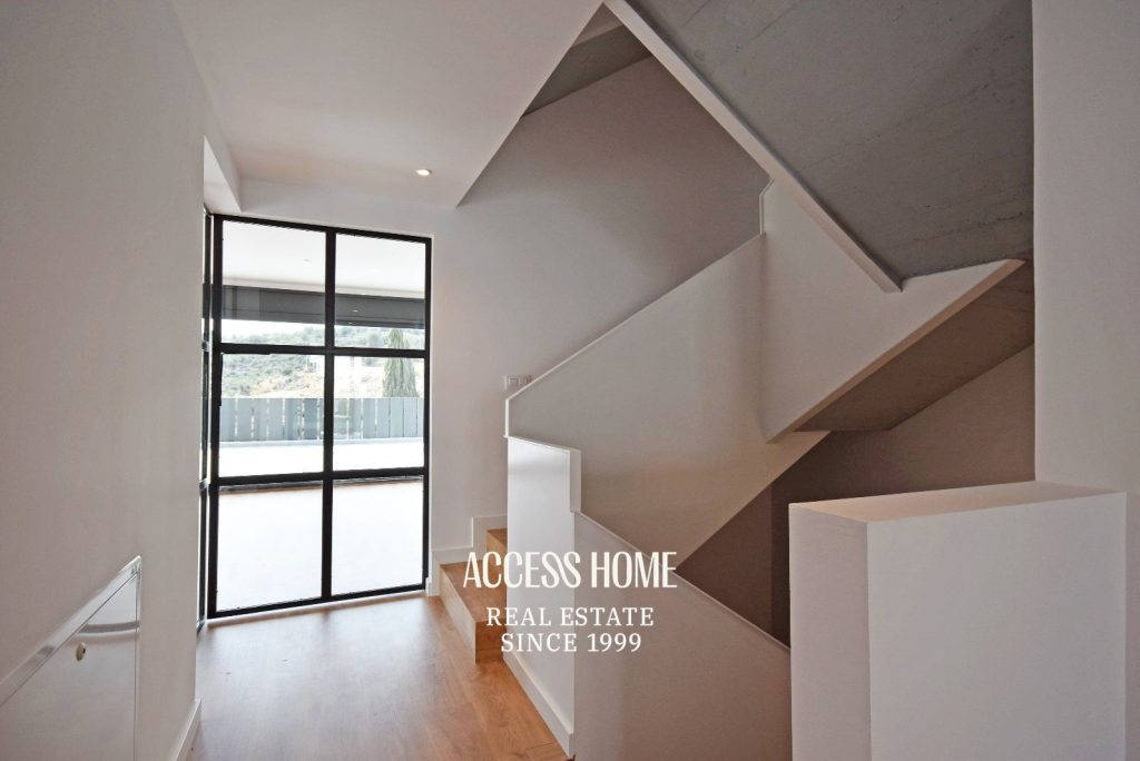 Casa pareada de diseño contemporáneo en alquiler en Tiana con jardín y piscina privada