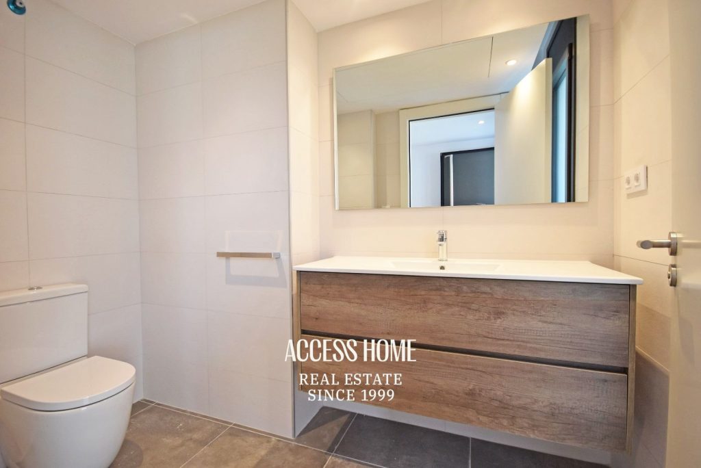 Casa pareada de diseño contemporáneo en alquiler en Tiana con jardín y piscina privada