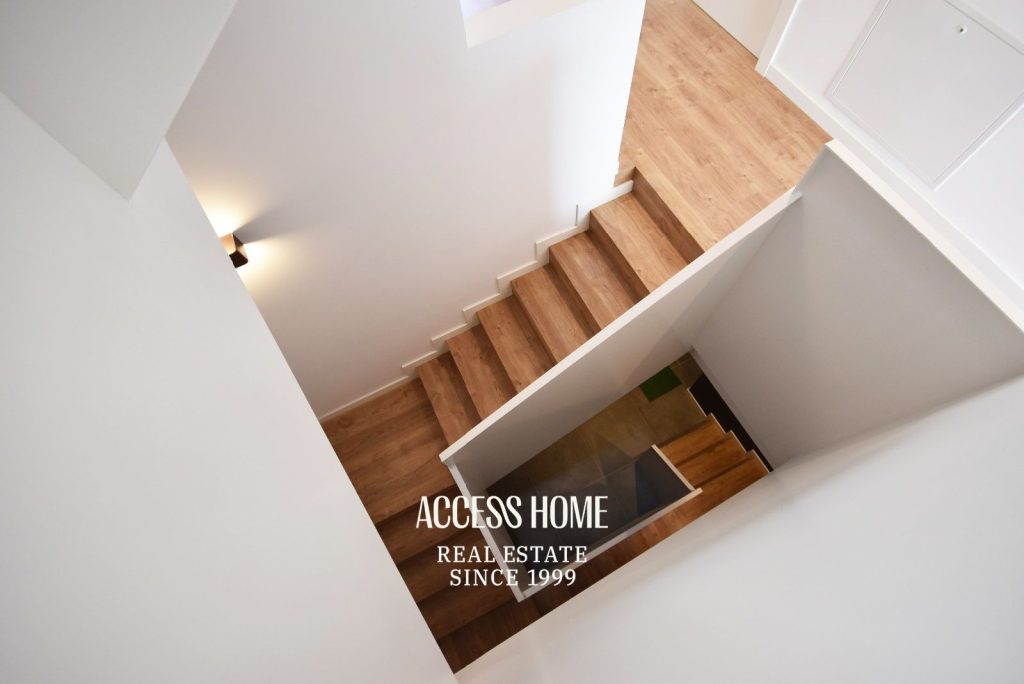 Casa pareada de diseño contemporáneo en alquiler en Tiana con jardín y piscina privada