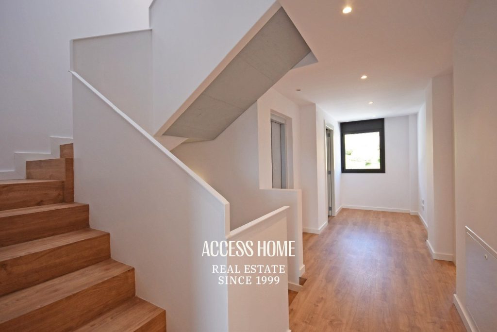Casa pareada de diseño contemporáneo en alquiler en Tiana con jardín y piscina privada