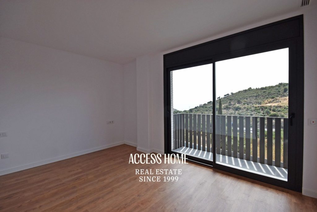Casa pareada de diseño contemporáneo en alquiler en Tiana con jardín y piscina privada