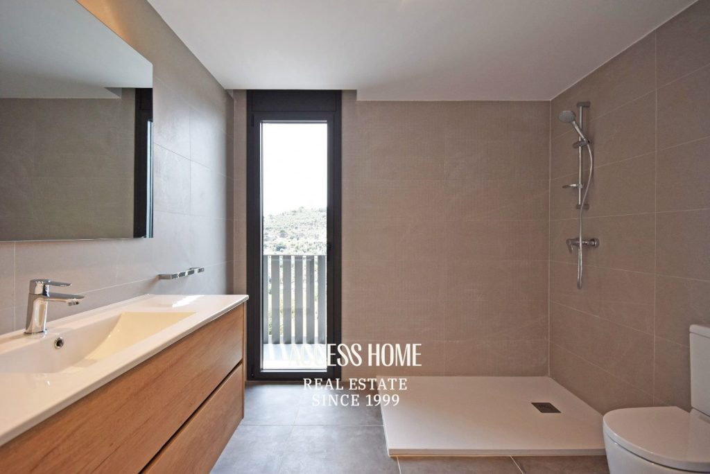 Casa pareada de diseño contemporáneo en alquiler en Tiana con jardín y piscina privada