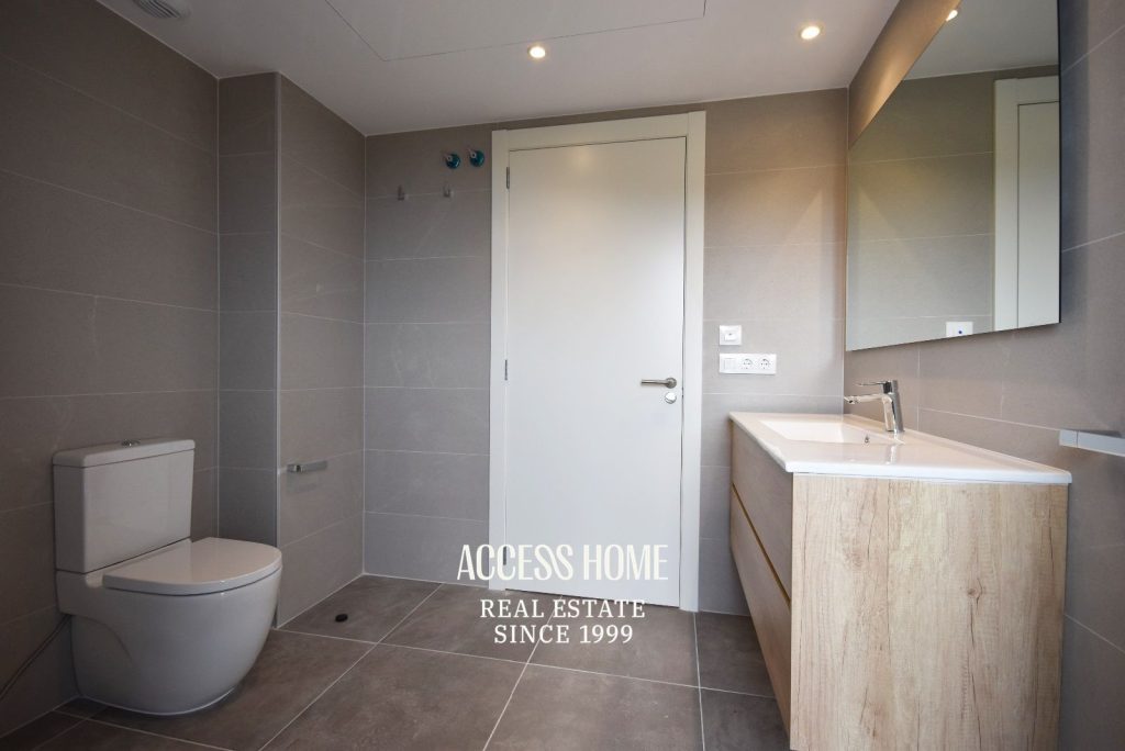 Casa pareada de diseño contemporáneo en alquiler en Tiana con jardín y piscina privada
