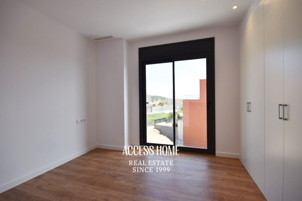 Casa pareada de diseño contemporáneo en alquiler en Tiana con jardín y piscina privada