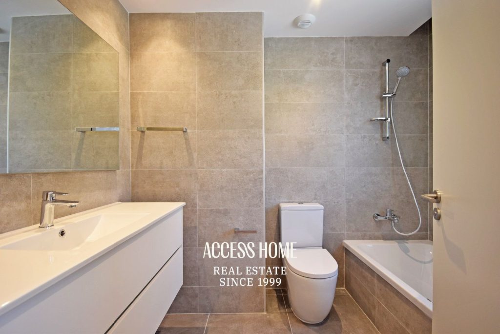 Casa pareada de diseño contemporáneo en alquiler en Tiana con jardín y piscina privada